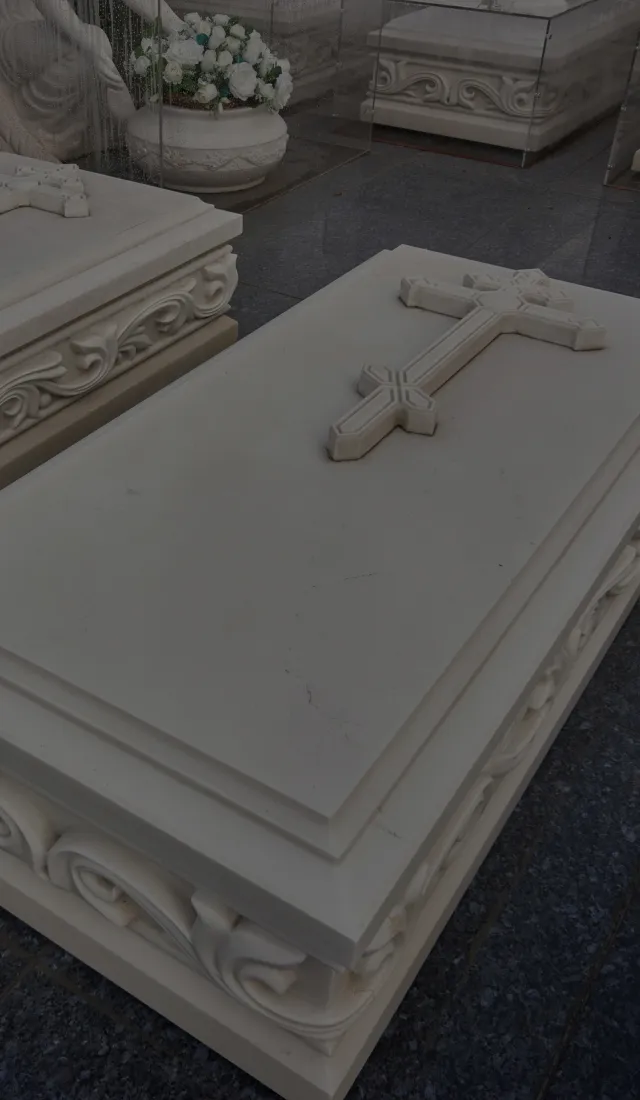 Белые надгробные плиты с барельефом в виде православного креста