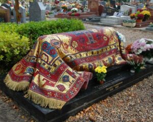 Мозаичное надгробие танцору балета Рудольфу Нурееву, выполненное в виде восточного ковра