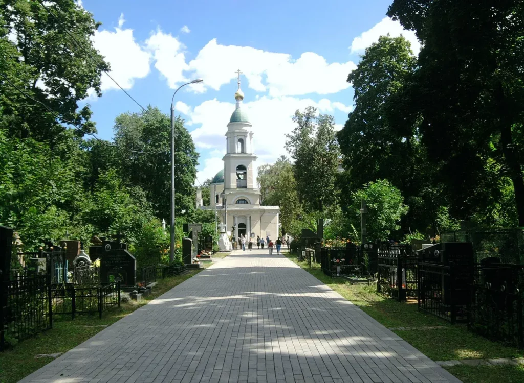 Вид на колокольню храма Воскресения Словущего на Ваганьковском кладбище