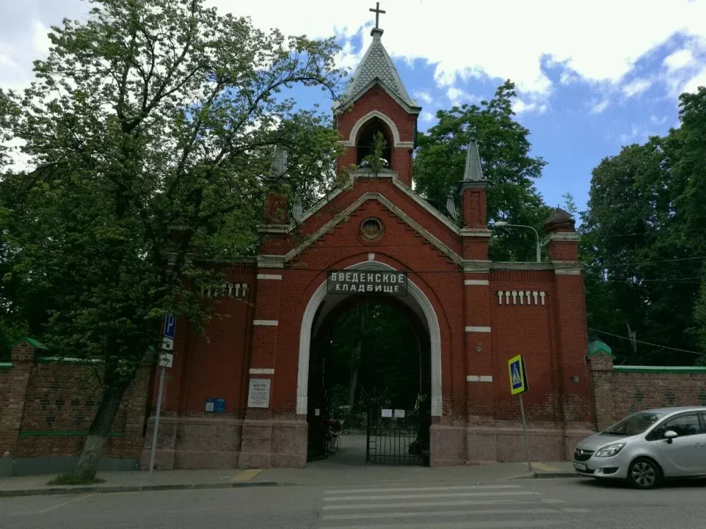 Главные ворота на территорию Введенского кладбища