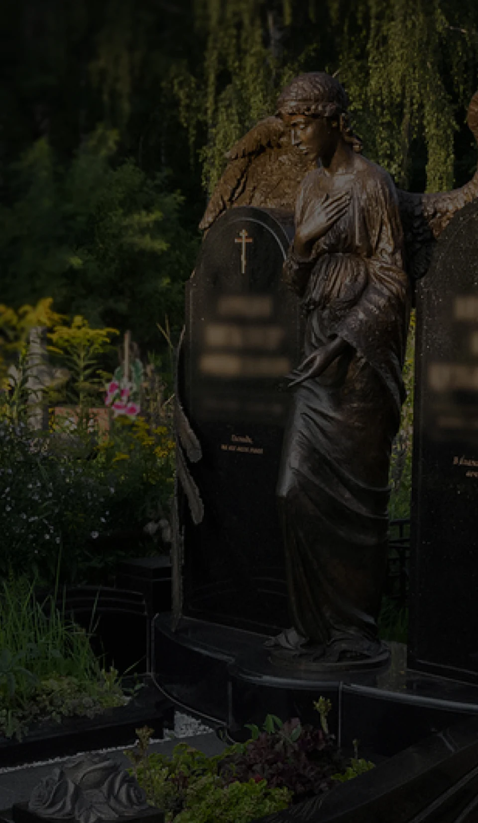 Авторский мемориальный комплекс Ангел из бронзы и гранита редких цветов на Котляковском кладбище